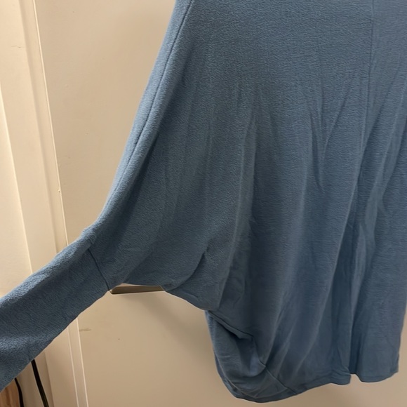 Blue sweater never worn - Picture 3 of 4